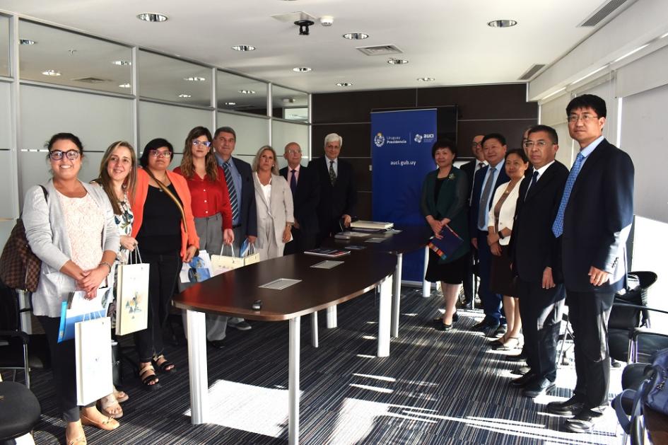 Delegación de la Universidad de Medicina Tradicional China de Henan visitó instituciones de Uruguay