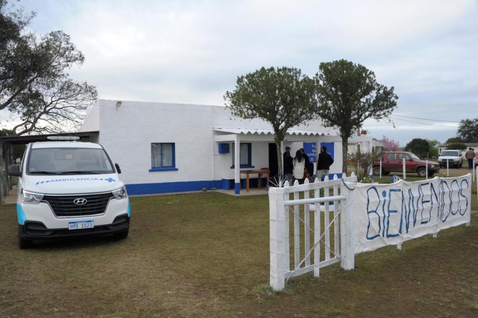 Entrega de ambulancia en Salto