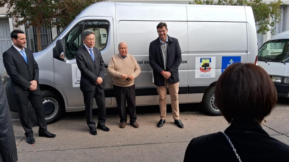 Entrega de ambulancia para recorrer zonas rurales de Lavalleja Entrega de ambulancia para recorrer zonas rurales de Lavalleja