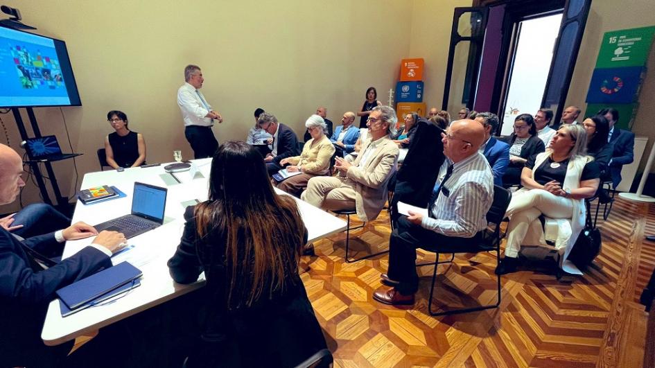 Reunión de representantes de AUCI, organismos internacionales e intendencias. Reunión de representantes de AUCI, organismos internacionales e intendencias.