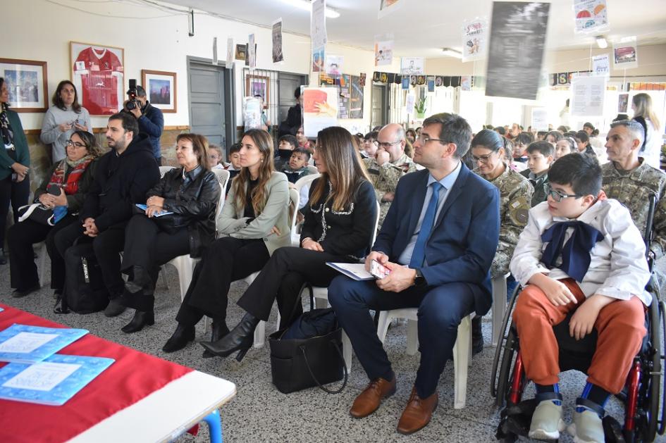 Compartiendo “Historias de Paz” en escuela Canadá 
