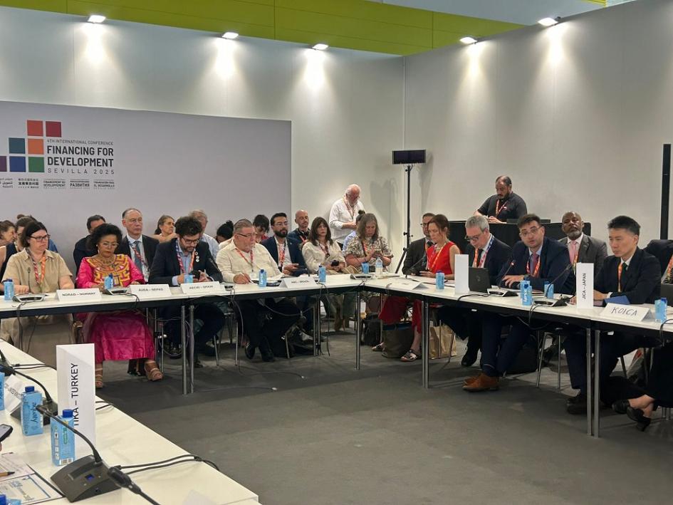 Director ejecutivo de AUCI, Martín Clavijo, en reunión con agencias de desarrollo Director ejecutivo de AUCI, Martín Clavijo, en reunión con agencias de desarrollo