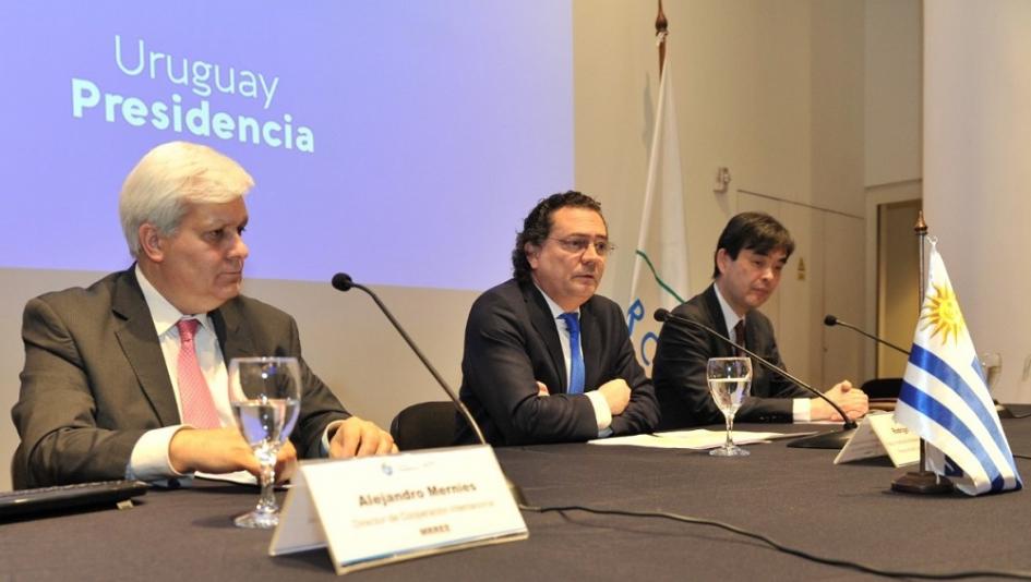 Embajador, Alejandro Mernies; prosecretario, Rodrigo Ferrés y embajador de Japón, Hideki Asari.