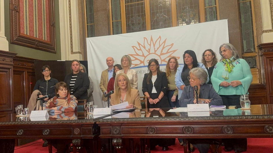 Delegación de los poderes Ejecutivo, Legislativo y Judicial en la Antesala de la Cámara de Senadores