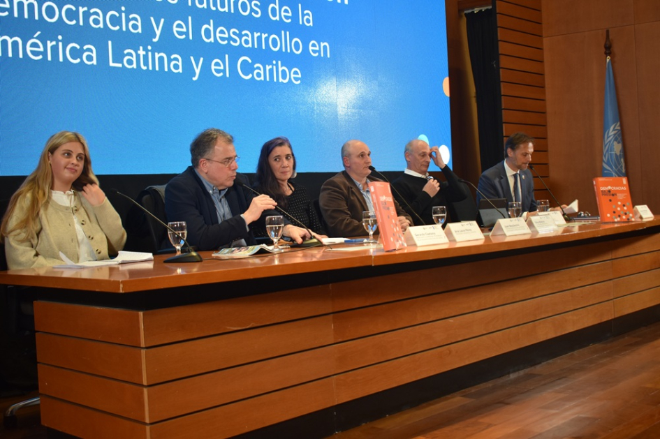 Conversatorio sobre Informe del PNUD "Democracias bajo presión"