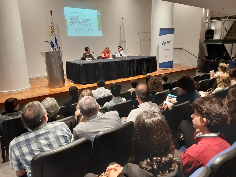 Salón de actos con participantes