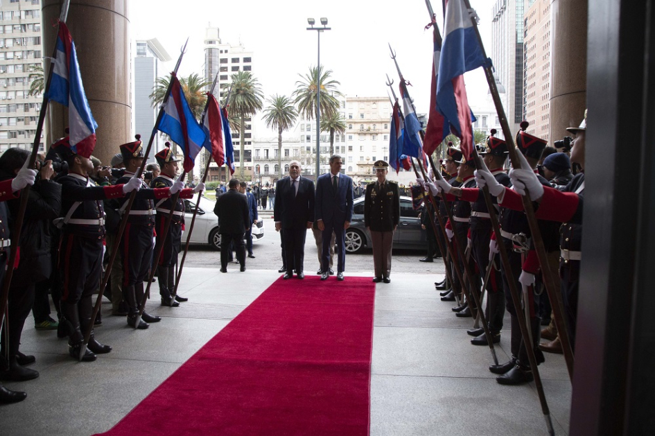 Presidente Sánchez llega a Torre Ejecutiva, Montevideo