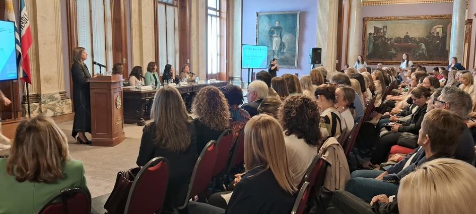 Experiencias en el marco del Proyecto ELLAS+ de fortalecimiento de líderes políticas Experiencias en el marco del Proyecto ELLAS+ de fortalecimiento de líderes políticas