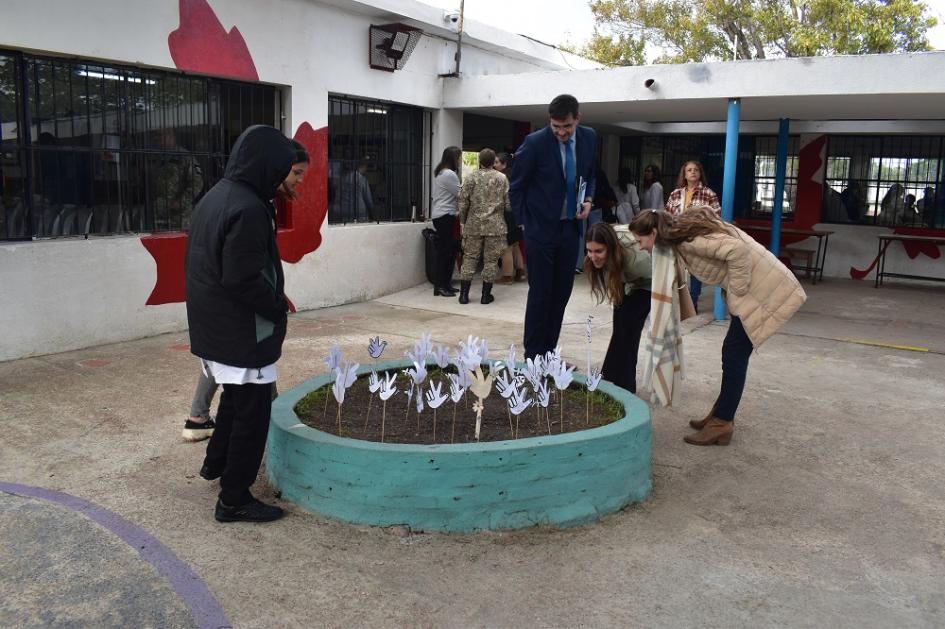 Compartiendo “Historias de Paz” en escuela Canadá 