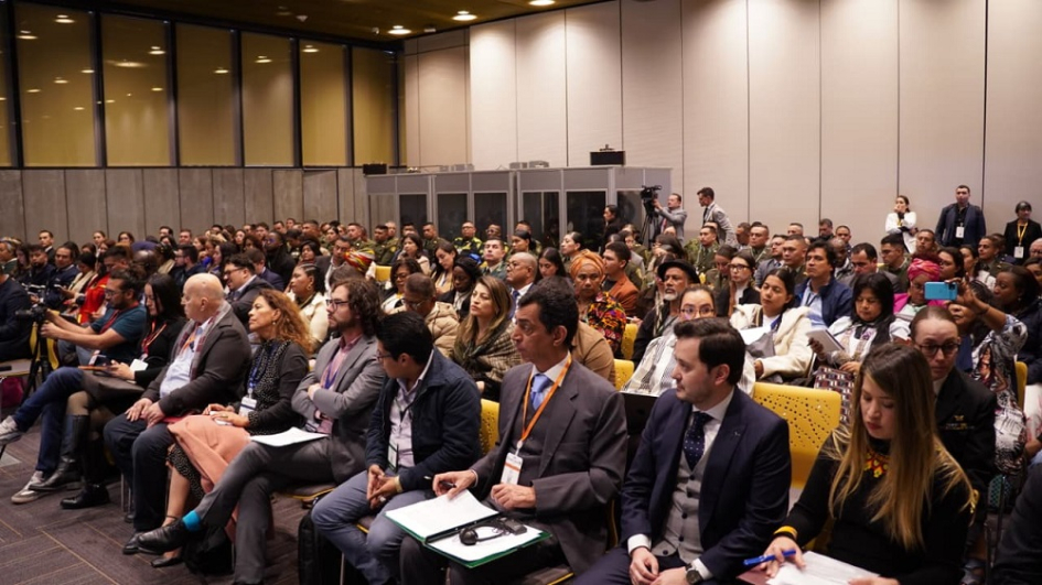 Panel 1: Construcción de paz desde un enfoque institucional y policial. Panel 1: Construcción de paz desde un enfoque institucional y policial.