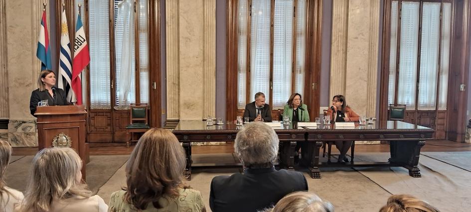 Experiencias en el marco del Proyecto ELLAS+ de fortalecimiento de líderes políticas Experiencias en el marco del Proyecto ELLAS+ de fortalecimiento de líderes políticas