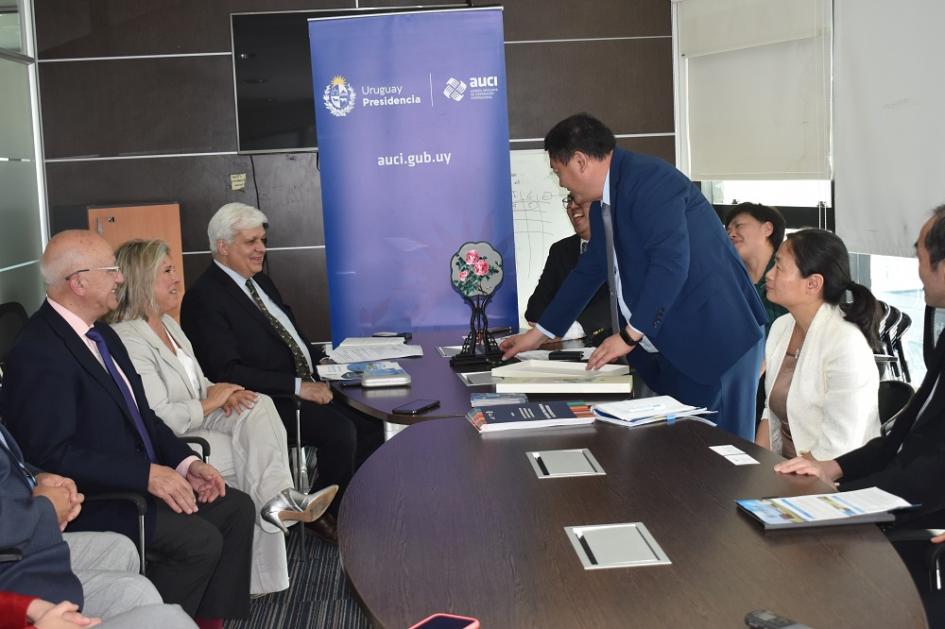 Delegación de la Universidad de Medicina Tradicional China de Henan visitó instituciones de Uruguay