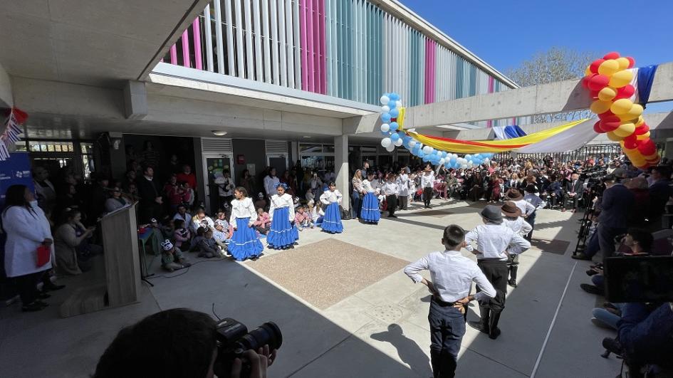 Inauguración de la escuela n.° 319, República Popular China Inauguración de la escuela n.° 319, República Popular China