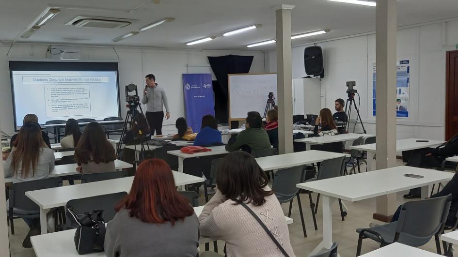 Charlas sobre oportunidades de estudio, formación, intercambio estudiantil y becas en Maldonado. Charlas sobre oportunidades de estudio, formación, intercambio estudiantil y becas en Maldonado.