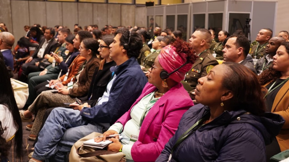 Panel 1: Construcción de paz desde un enfoque institucional y policial. Panel 1: Construcción de paz desde un enfoque institucional y policial.