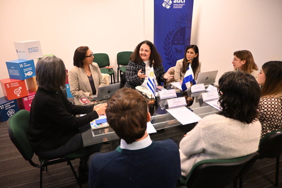 Funcionarios de ESCO y AUCI en Torre Ejecutiva, Montevideo