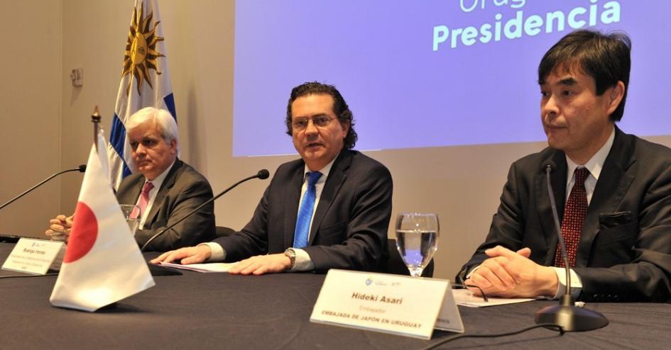 Embajador, Alejandro Mernies; prosecretario, Rodrigo Ferrés y embajador de Japón, Hideki Asari.