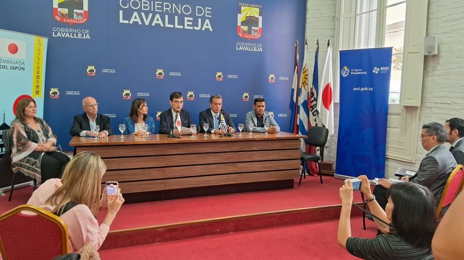 Acto de firma de próxima entrega de vehículo de Embajada de Japón a Intendencia de Lavalleja Acto de firma de próxima entrega de vehículo de Embajada de Japón a Intendencia de Lavalleja