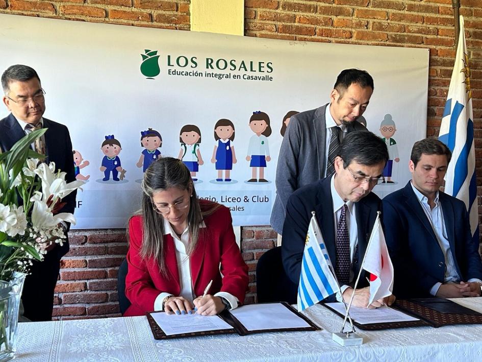 Firma de proyecto Kusanone para mejoramiento edilicio del colegio "Los Rosales"