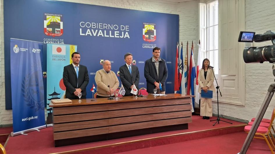 Autoridades de Embajada de Japón, Intendencia de Lavalleja y AUCI Autoridades de Embajada de Japón, Intendencia de Lavalleja y AUCI
