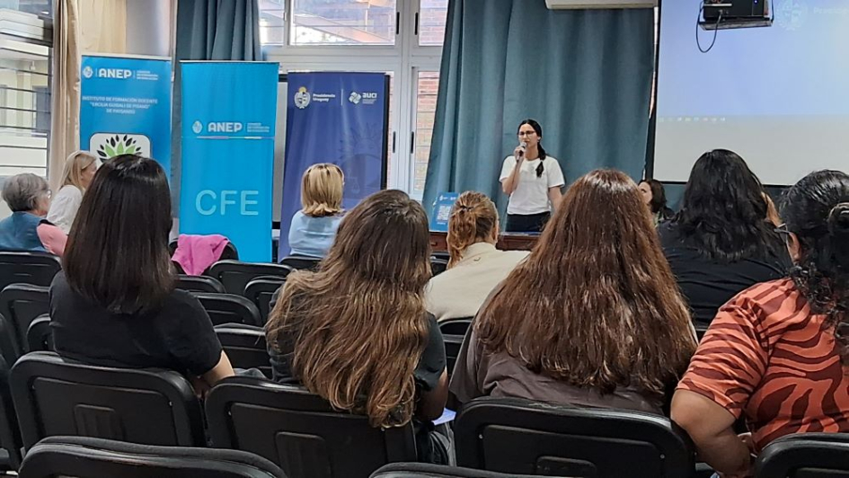 Estudiantes y docentes de Paysandú recibieron información sobre oportunidades educativas