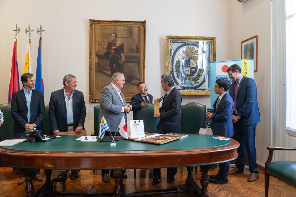 Autoridades de Tacuarembó, Japón y AUCI en firma de donación de vehículo de salud bucal