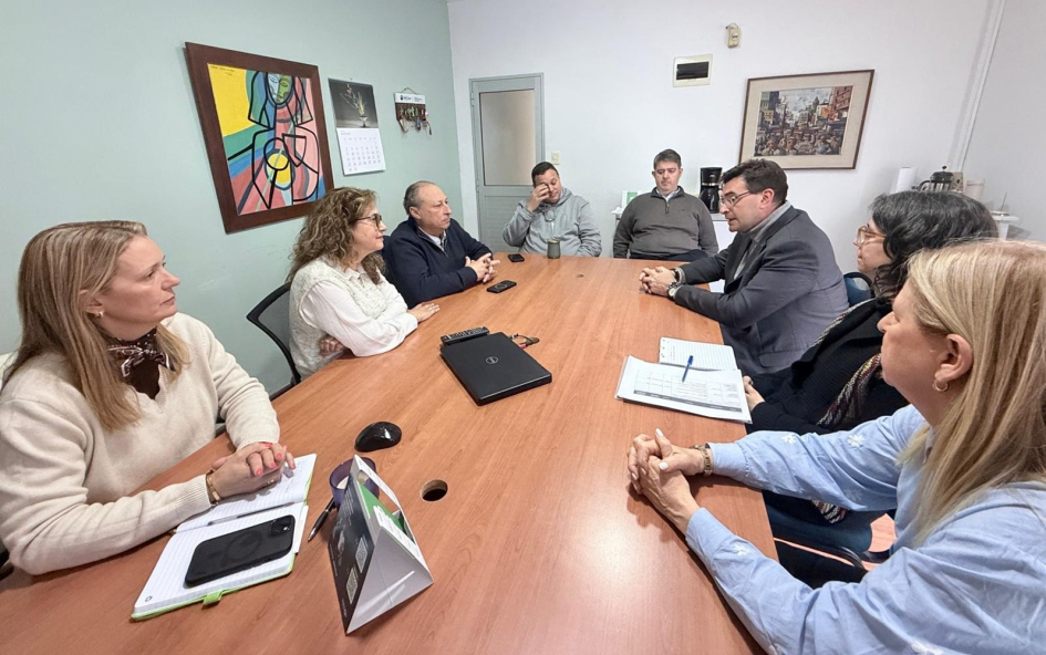 Encuentro de equipos de AUCI y autoridades de Cerro Largo en las instalaciones de la intendencia.