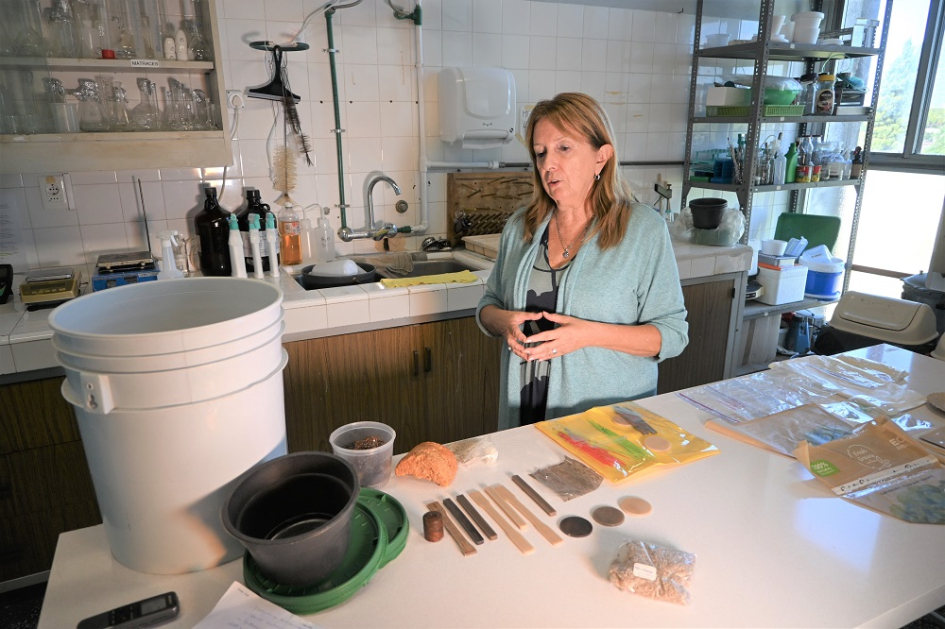 Entrevista la profesora, Mary Lopretti, en Facultad de Ciencias de la UdelaR.