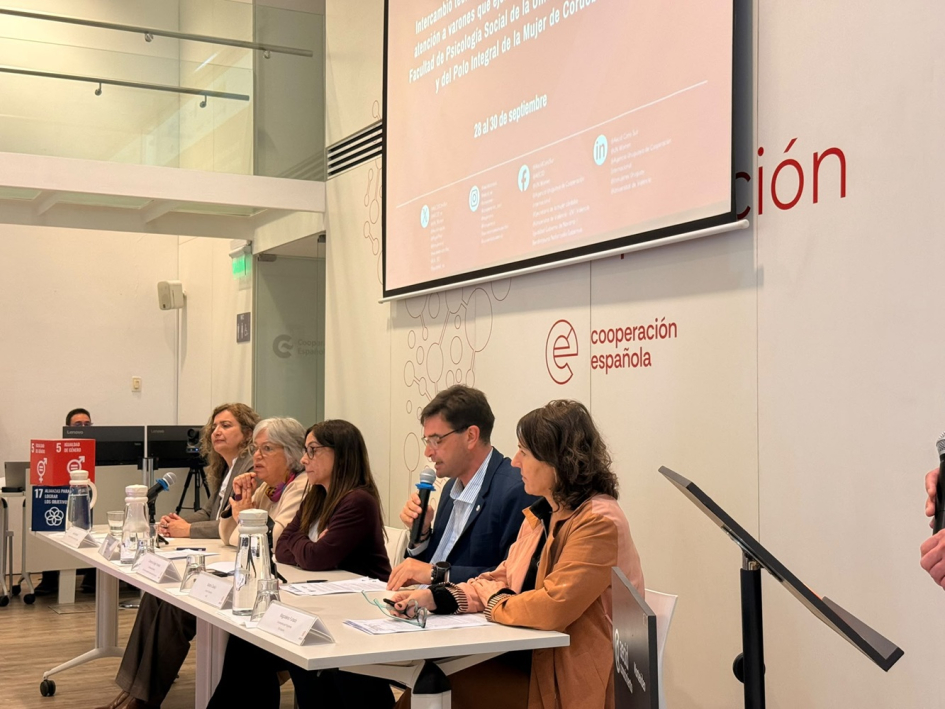 Intercambio sobre modelos de prevención y atención integral para mujeres en situación de violencia Intercambio sobre modelos de prevención y atención integral para mujeres en situación de violencia
