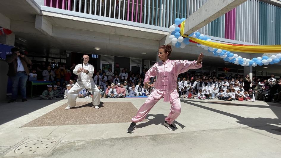 Inauguración de la escuela n.° 319, República Popular China Inauguración de la escuela n.° 319, República Popular China