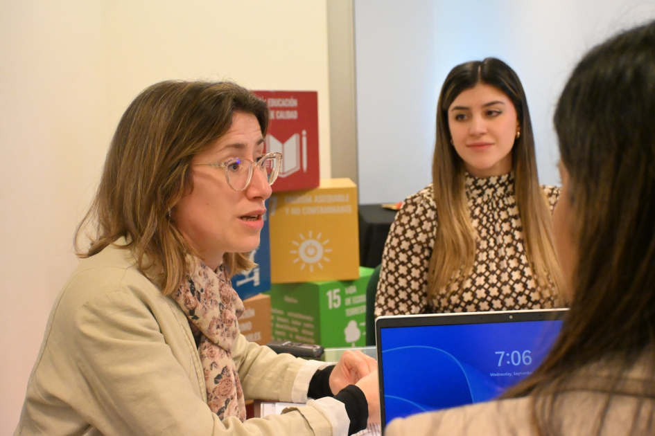 Funcionarios de ESCO y AUCI en Torre Ejecutiva, Montevideo
