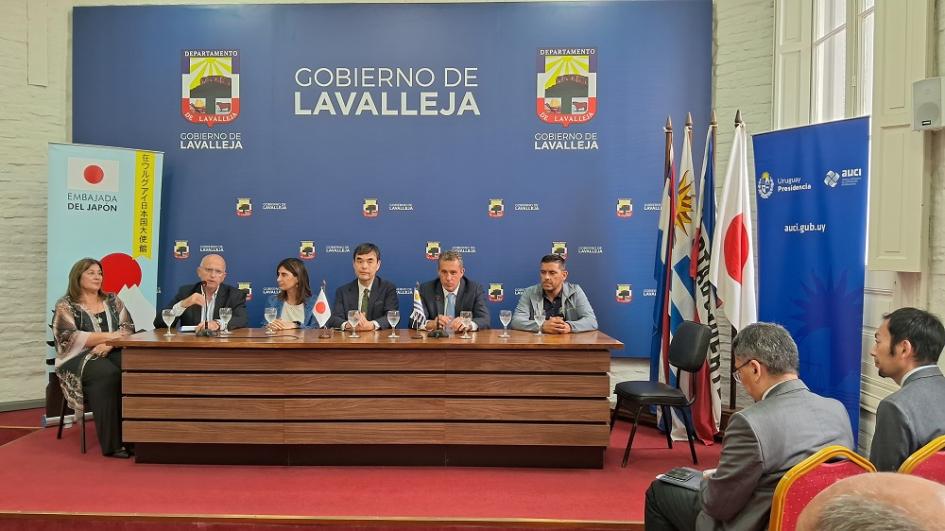 Acto de firma de próxima entrega de vehículo de Embajada de Japón a Intendencia de Lavalleja