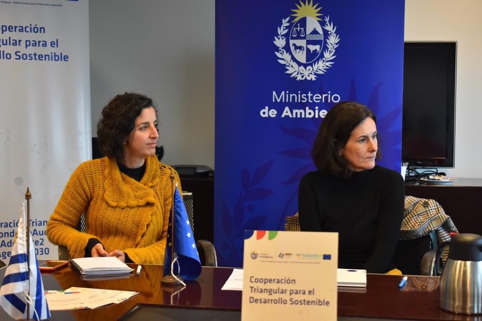 Equipos técnicos en reunión en Torre Ejecutiva, Montevideo.