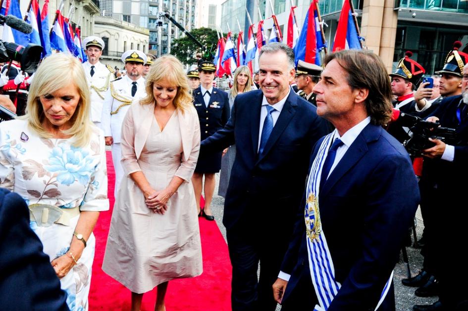 Presidente saliente Lacalle Pou y vicepresidenta, Beatriz Argimón, reciben a Orsi y Cosse.
