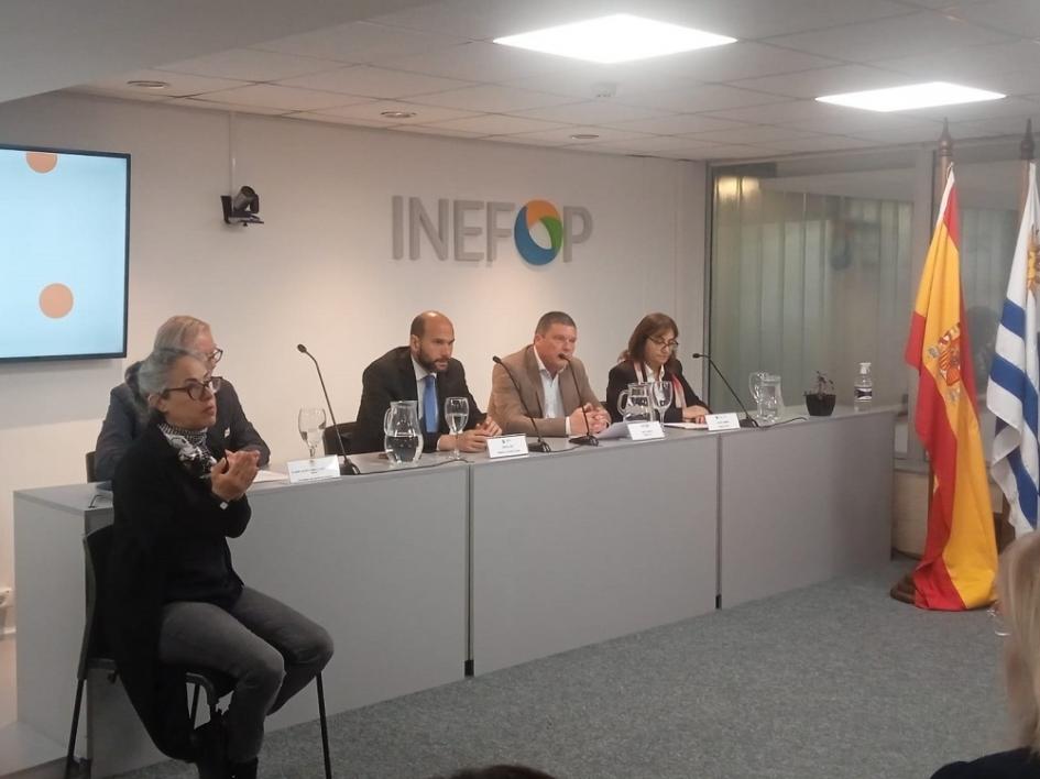 Firma de convenio entre Mides, Inefop, Aecid y AUCI. Foto: Inefop. Firma de convenio entre Mides, Inefop, Aecid y AUCI. Foto: Inefop.