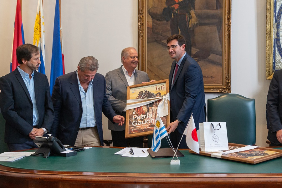 Autoridades de Tacuarembó, Japón y AUCI en firma de donación de vehículo de salud bucal