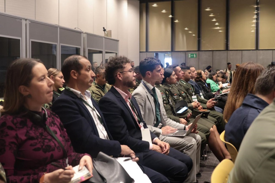 Panel 1: Construcción de paz desde un enfoque institucional y policial. Panel 1: Construcción de paz desde un enfoque institucional y policial.