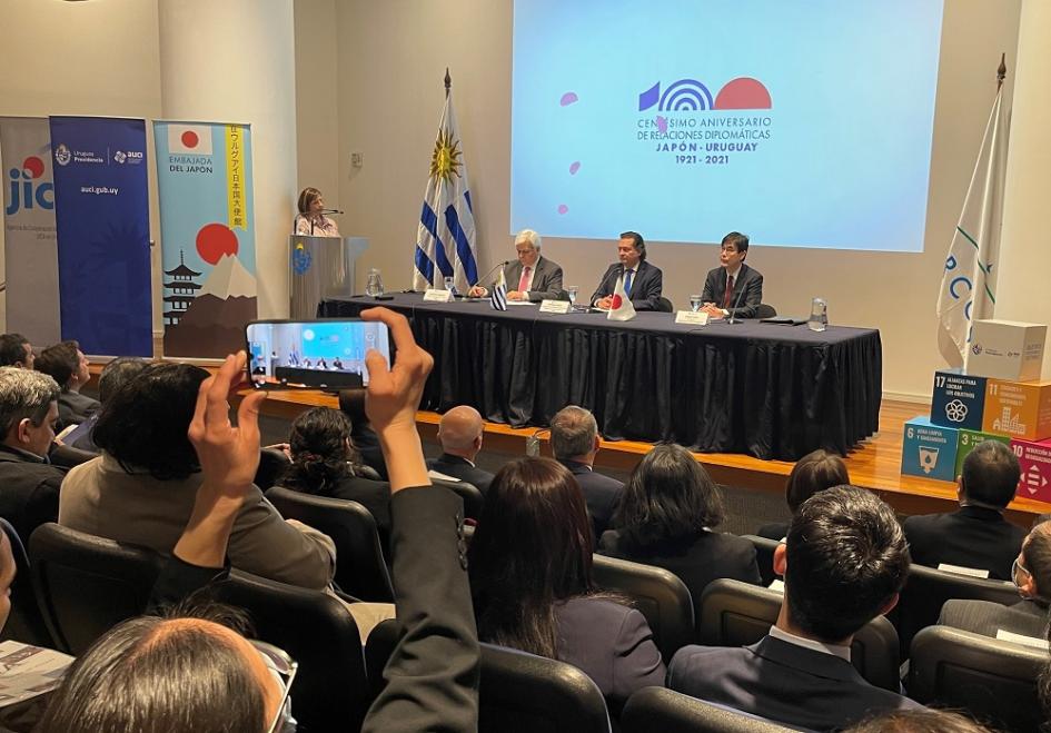 Embajador, Alejandro Mernies; prosecretario, Rodrigo Ferrés y embajador de Japón, Hideki Asari. Embajador, Alejandro Mernies; prosecretario, Rodrigo Ferrés y embajador de Japón, Hideki Asari.