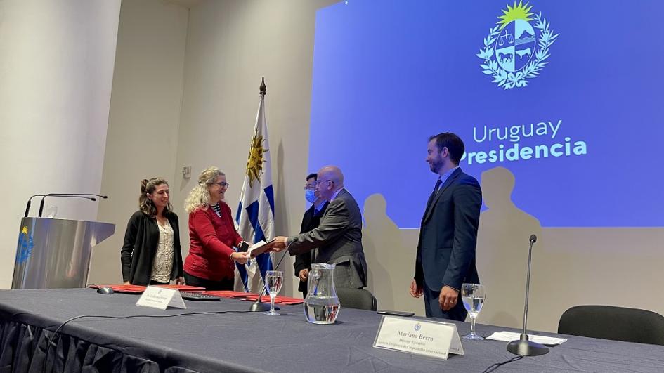 Entrega de certificados China y Uruguay Entrega de certificados China y Uruguay
