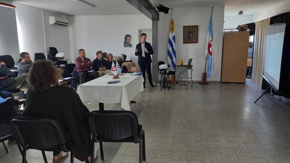 Integrantes de AUCI, APC Colombia y OPP en reunión con municipios de Nueva Helvecia y Dolores. 