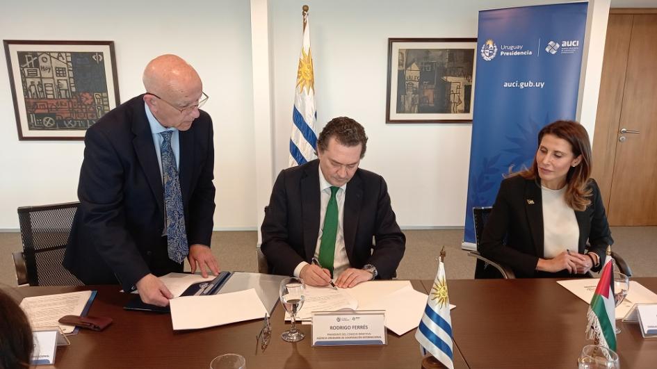 Agencias de cooperación de Palestina y Uruguay firmaron memorando de entendimiento.