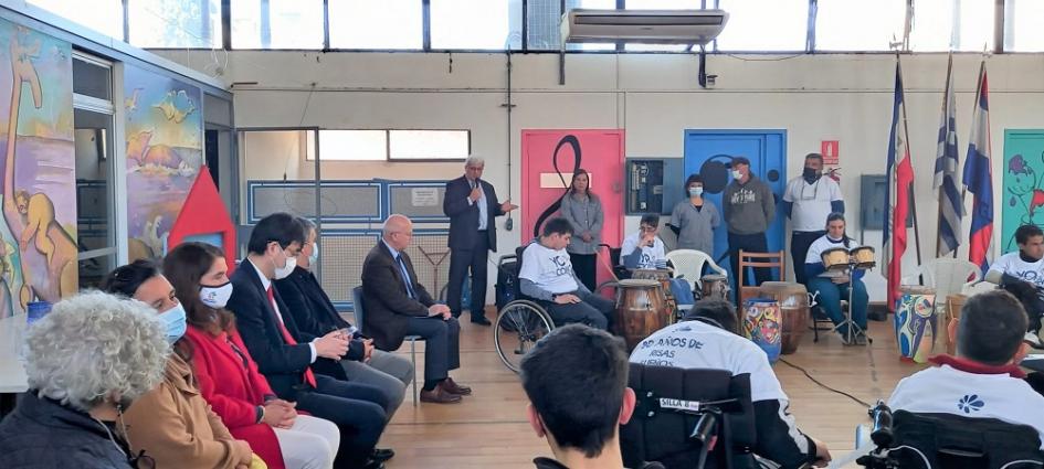 Japón entregó vehículo adaptado a Escuela Roosevelt. Japón entregó vehículo adaptado a Escuela Roosevelt.