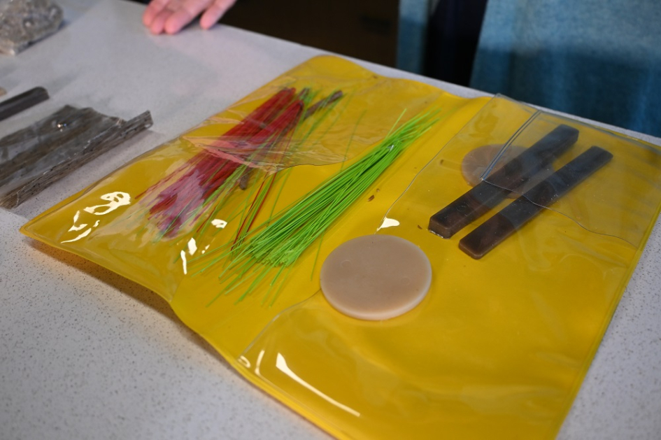 Materiales: celulosa, cáscara de arroz, bolsas de plástico, poliuretano, plásticos, polietileno.