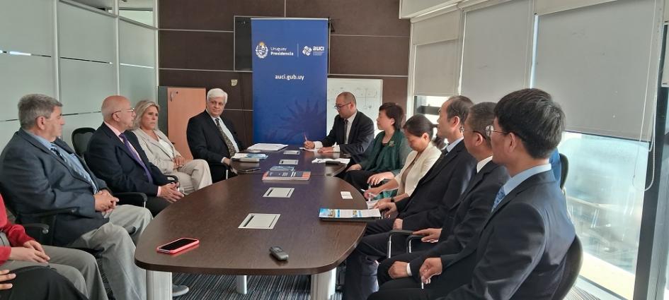 Delegación de la Universidad de Medicina Tradicional China de Henan visitó instituciones de Uruguay