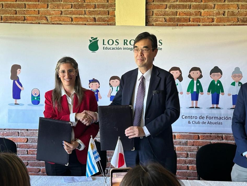 Firma de proyecto Kusanone para mejoramiento edilicio del colegio "Los Rosales"