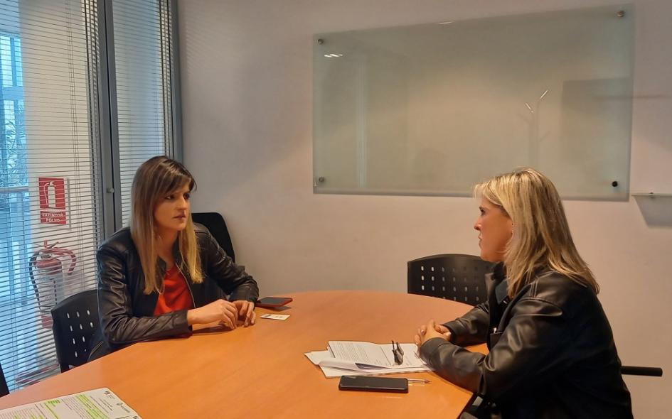 Analaura Soto de AUCI y Fabiana Goyeneche de Relaciones Internacionales y Cooperación de la IM