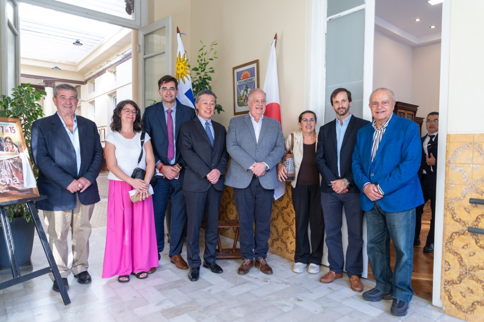 Autoridades de Tacuarembó, Japón y AUCI en firma de donación de vehículo de salud bucal