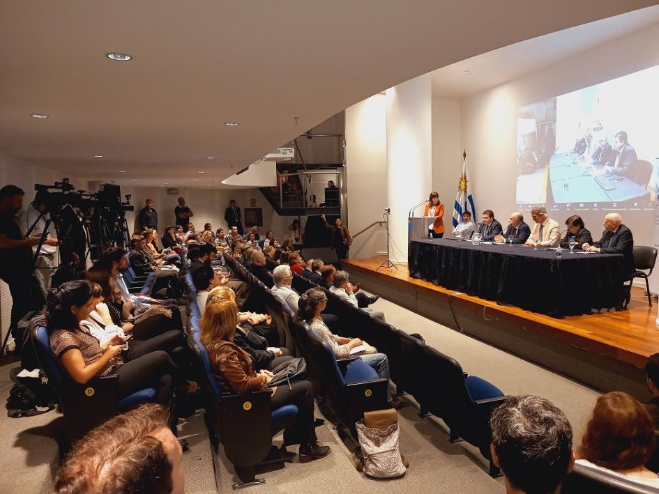 Diálogos sobre el futuro de Uruguay: “Nuevos escenarios para el Cooperativismo y la Economía Social” Diálogos sobre el futuro de Uruguay: “Nuevos escenarios para el Cooperativismo y la Economía Social”