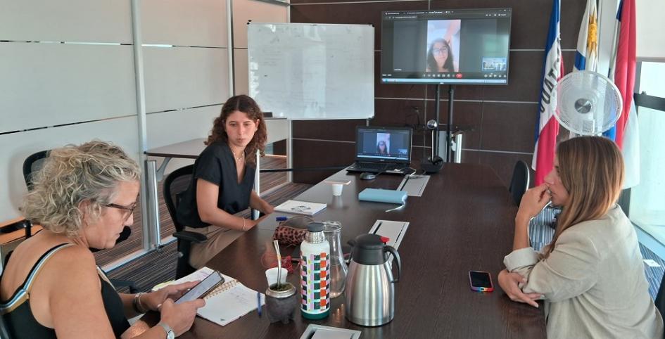 Equipo de Uruguay (Mides-UCC) en reunión con AUCI Equipo de Uruguay (Mides-UCC) en reunión con AUCI