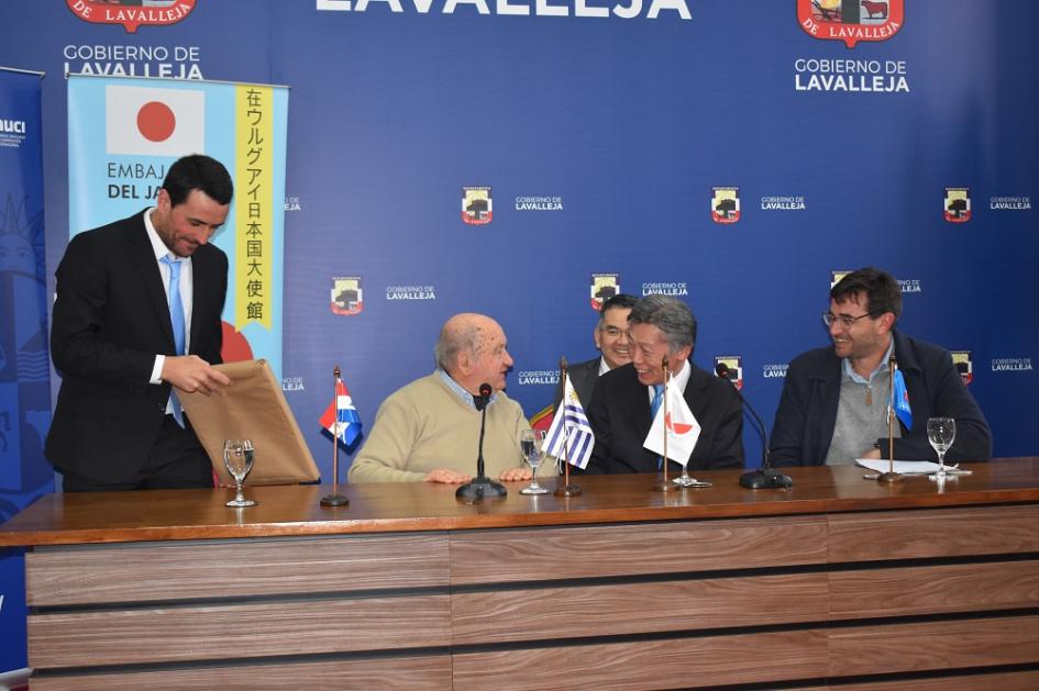 Autoridades de Lavalleja entregan presentes a visitantes